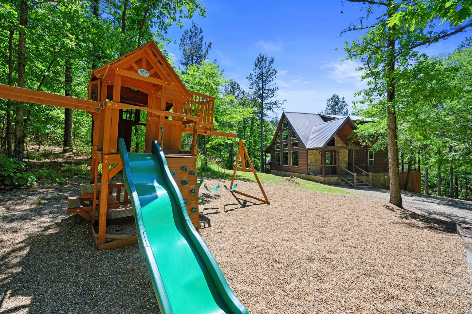 Picasso's Inspiration Cabin Image 11