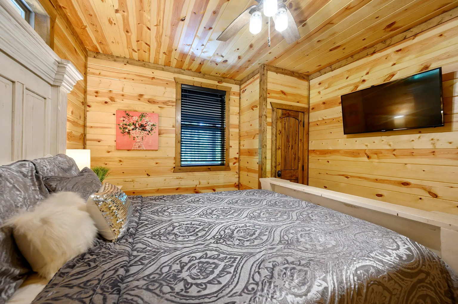 Picasso's Inspiration Cabin Image 6