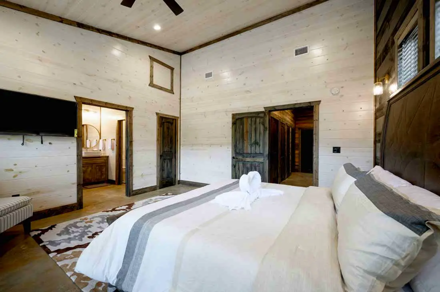 Picasso's Masterpiece Cabin Image 10