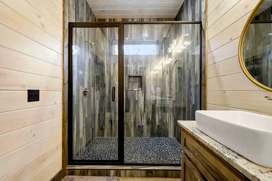 Picasso's Masterpiece Cabin Image 11