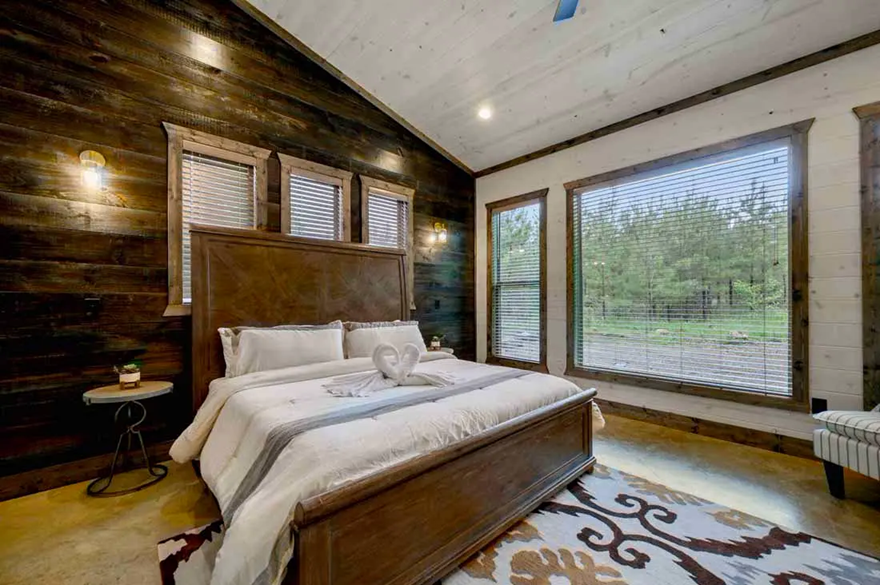 Picasso's Masterpiece Cabin Image 6