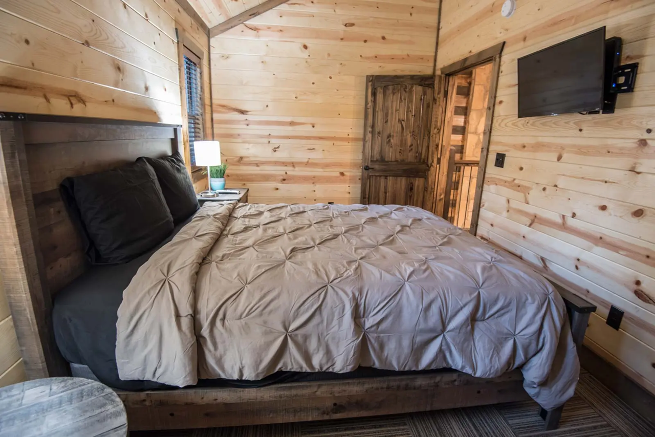 Picasso's Notebook Cabin Image 5