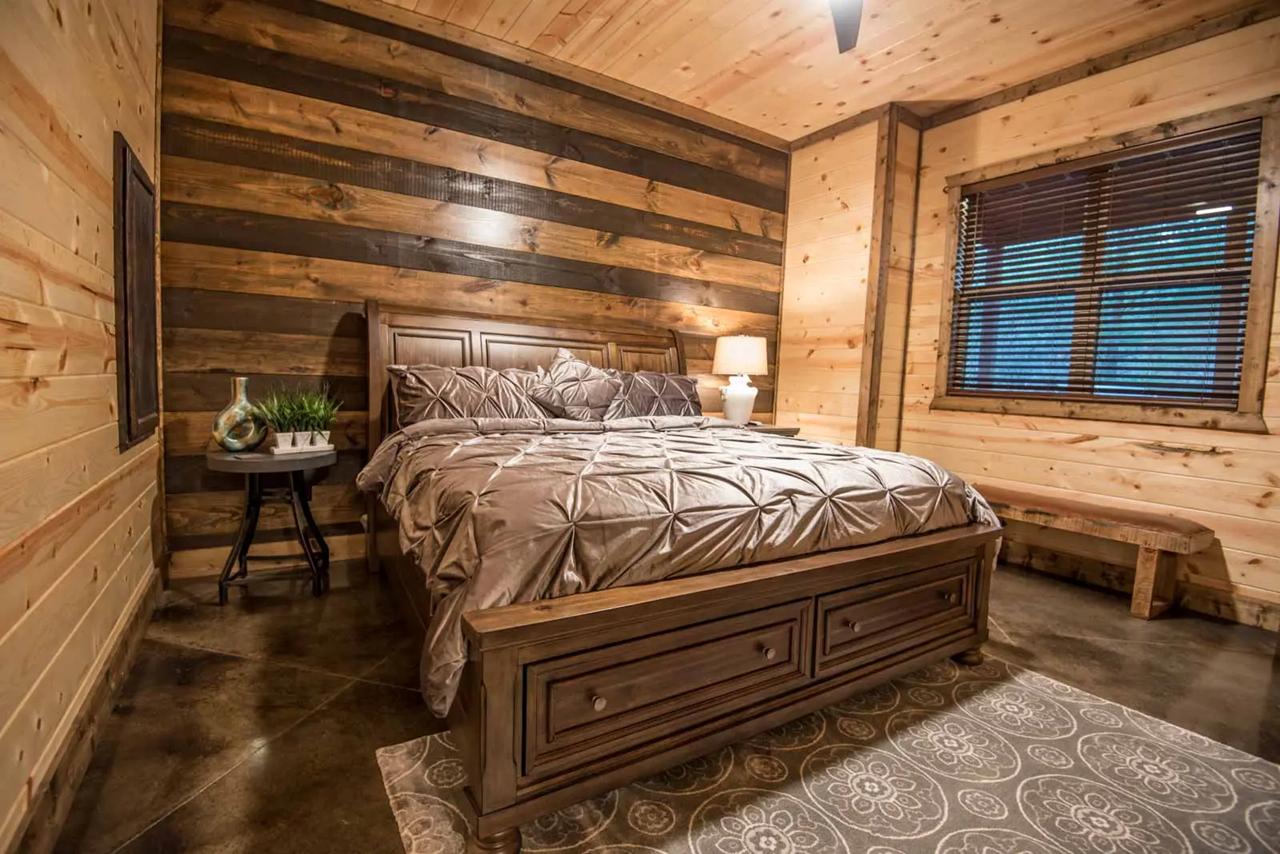 Picasso's Notebook Cabin Image 6