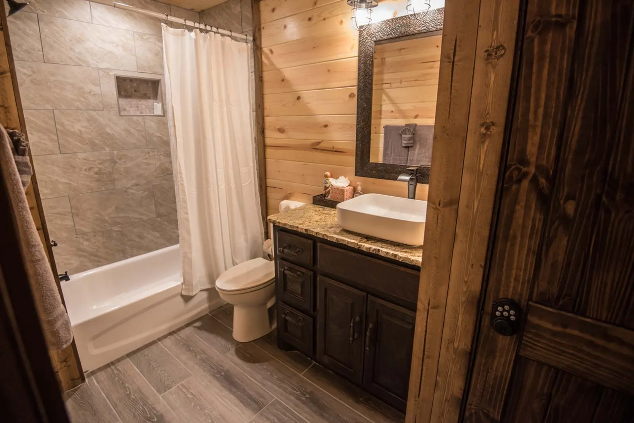 Picasso's Notebook Cabin Image 7