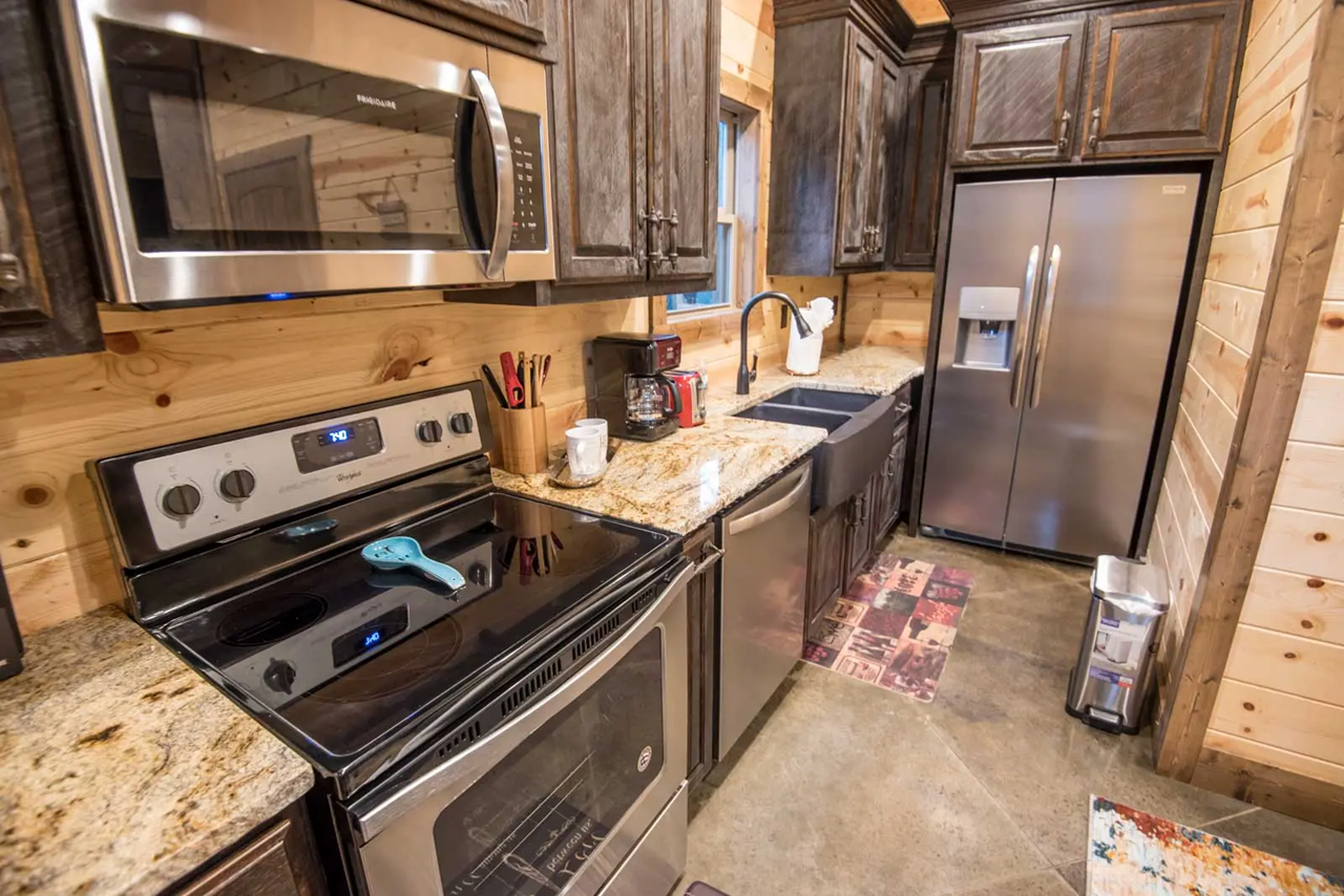 Picasso's Notebook Cabin Image 8