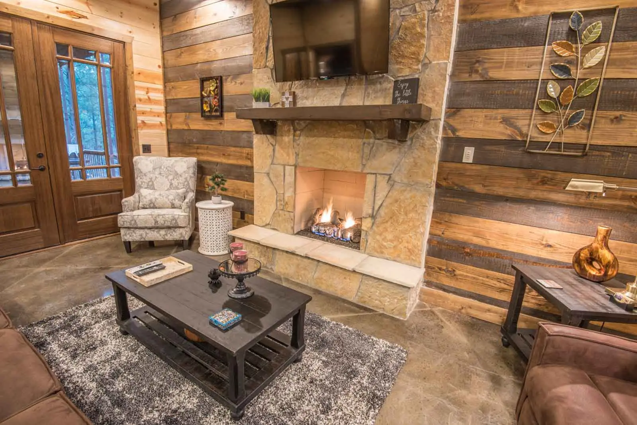 Picasso's Notebook Cabin Image 9